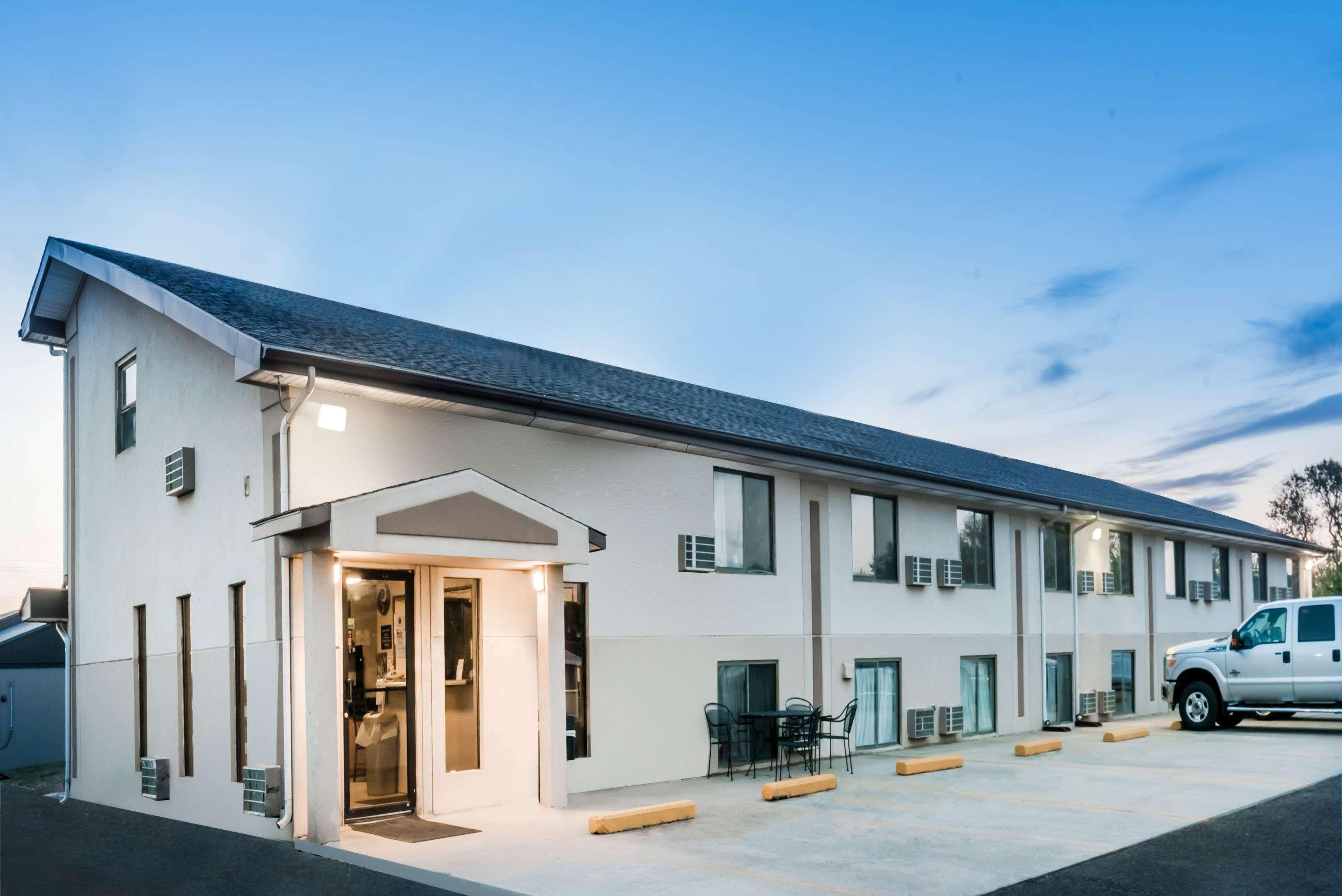 Hotel Super 8 By Wyndham Bowman Exteriér fotografie